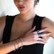 MUKER : Bracelet en chaîne argentée texturée effet peau de serpent avec motif étoile en relief.