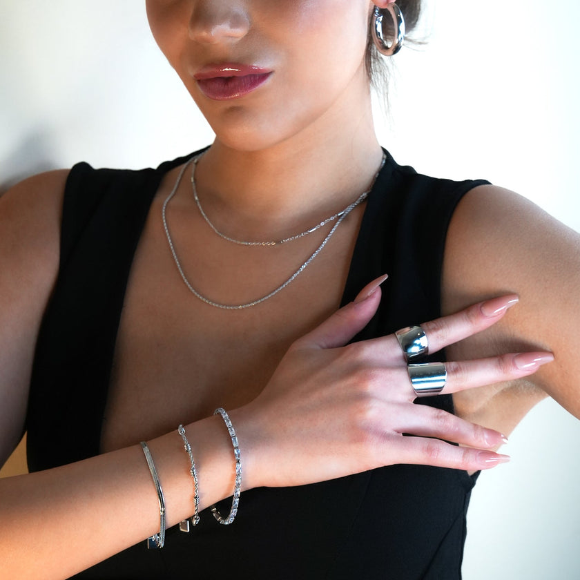 MUKER : Bracelet en chaîne argentée texturée effet peau de serpent avec motif étoile en relief.