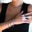 MUKER : Bracelet en chaîne argentée texturée effet peau de serpent avec motif étoile en relief.
