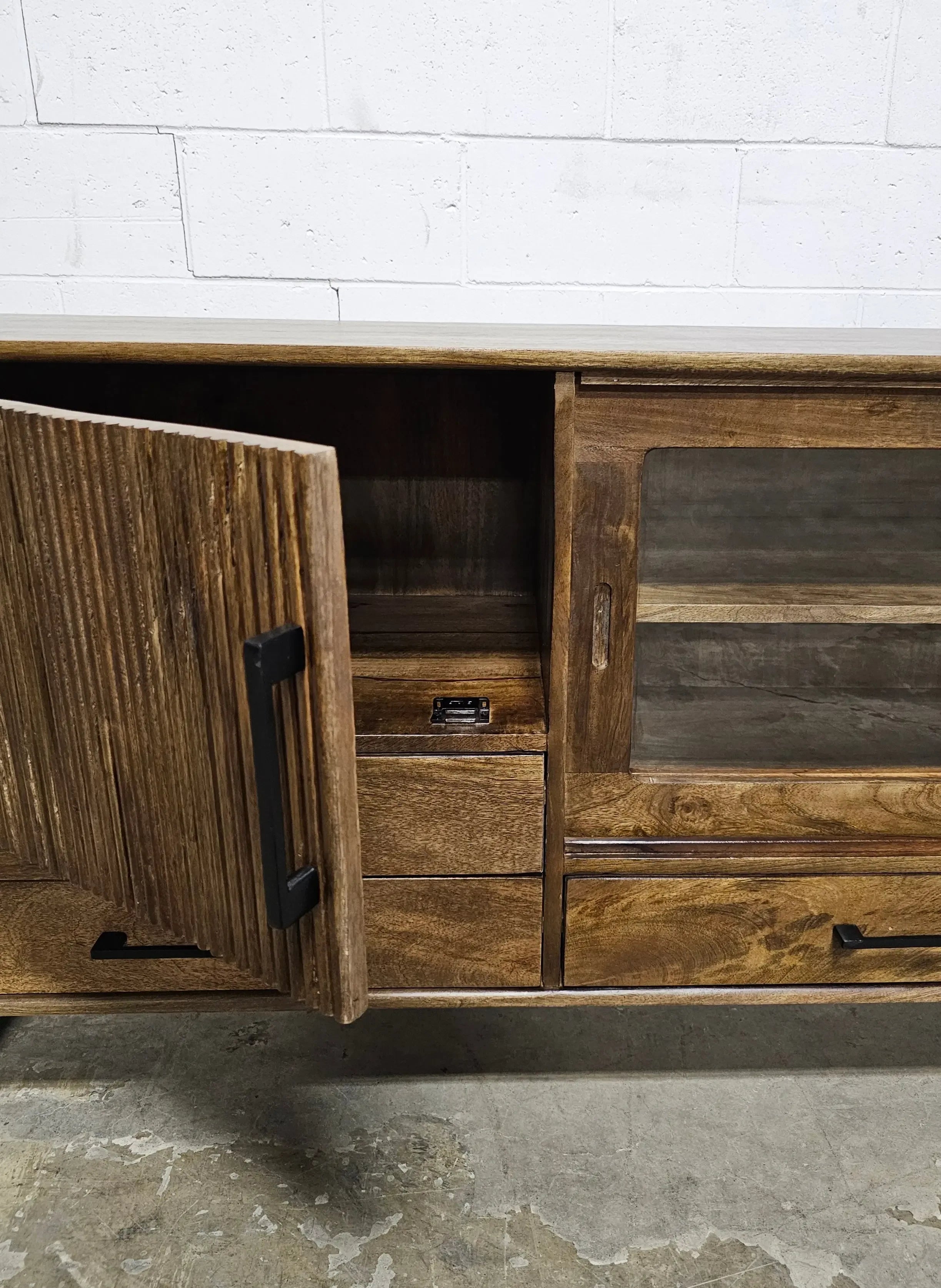 Meuble Télé Arezzo en bois de manguier portes coulissantes vitrées