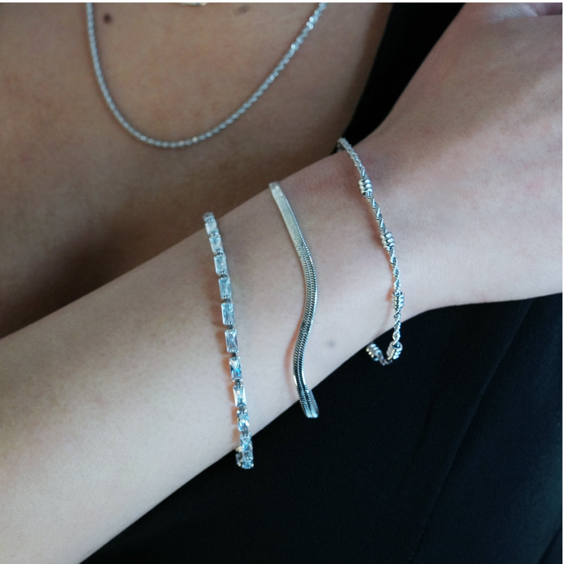 MELLISH : Bracelet tennis rétro rectangulaire en zircone (CZ) plaqué or blanc.