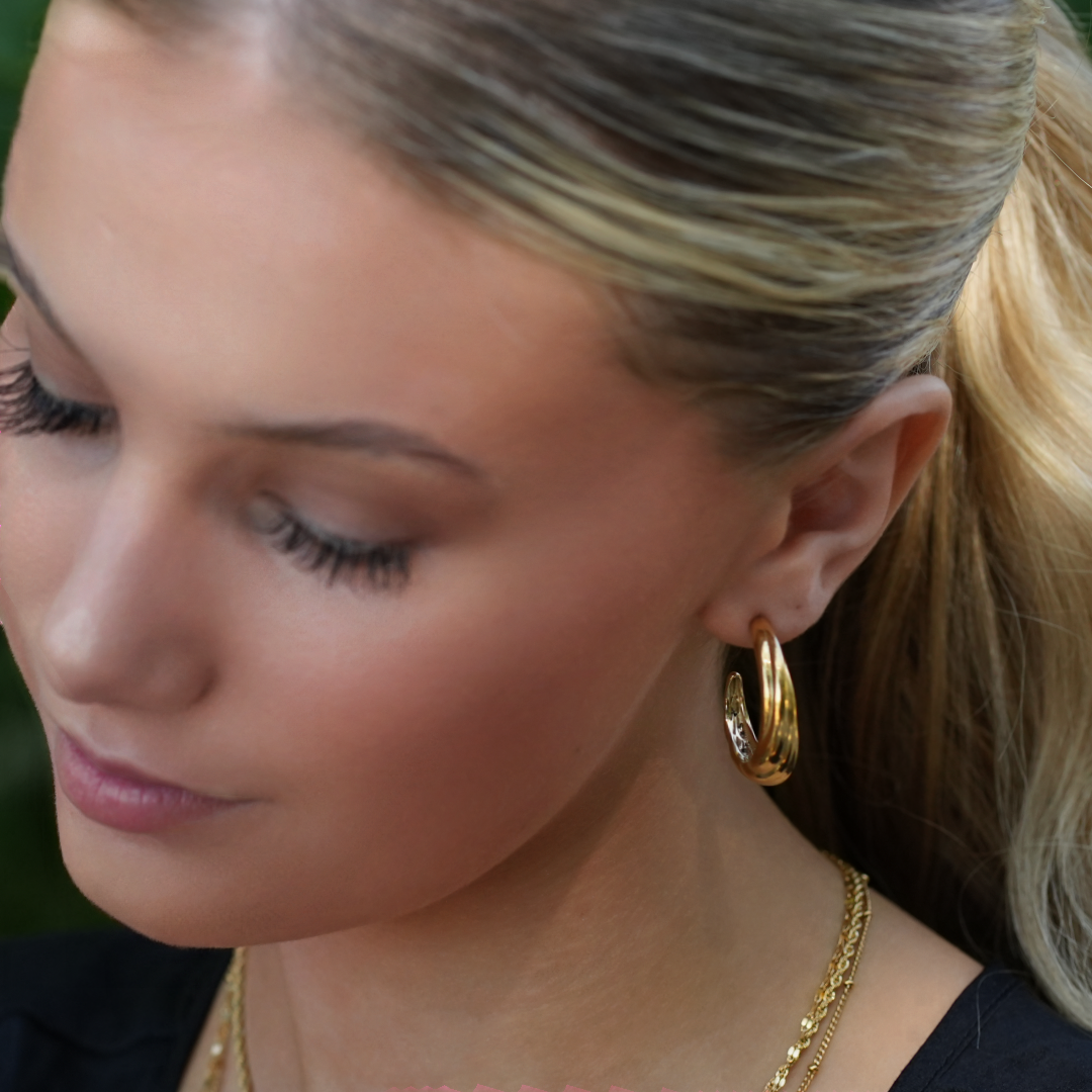 Boucles d'oreilles créoles dorées DORSINA à lignes texturées. Inspirées par la nature.