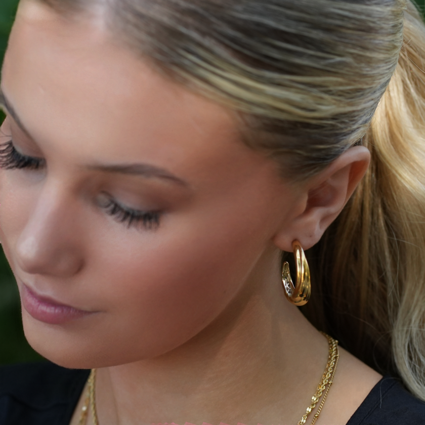 Boucles d'oreilles créoles dorées DORSINA à lignes texturées. Inspirées par la nature.