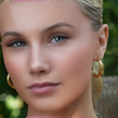 Boucles d'oreilles créoles dorées DORSINA à lignes texturées. Inspirées par la nature.