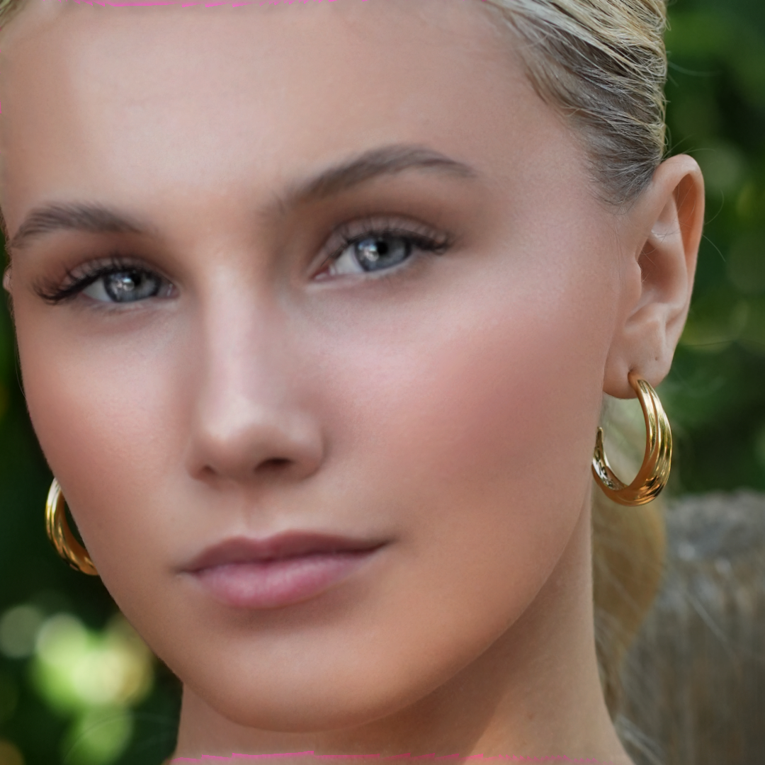 Boucles d'oreilles créoles dorées DORSINA à lignes texturées. Inspirées par la nature.