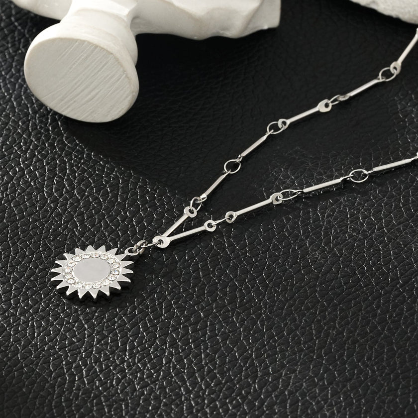 NOMIA Or Blanc (Couleur Argent) : Collier avec pendentif soleil rayonnant en zircone.