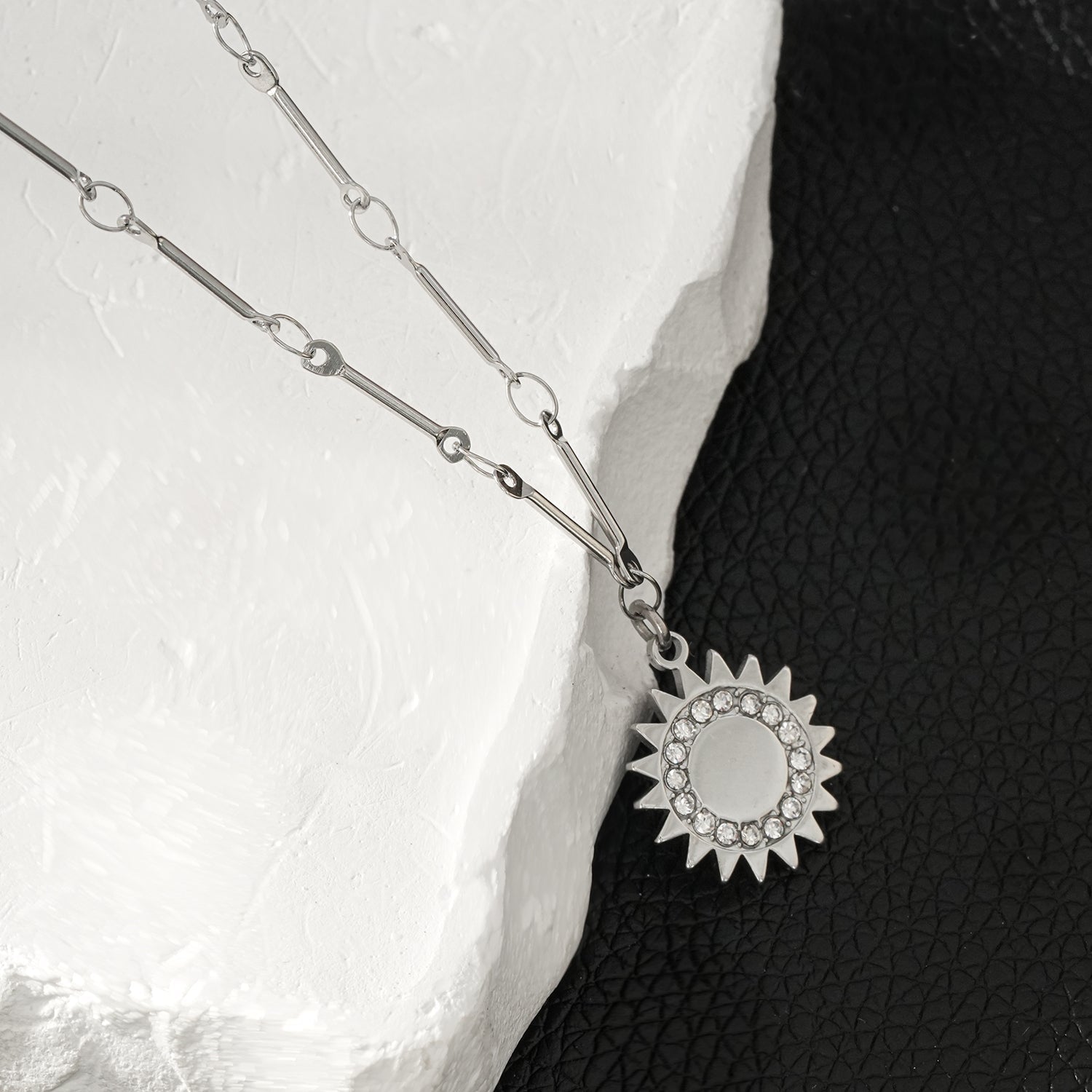 NOMIA Or Blanc (Couleur Argent) : Collier avec pendentif soleil rayonnant en zircone.