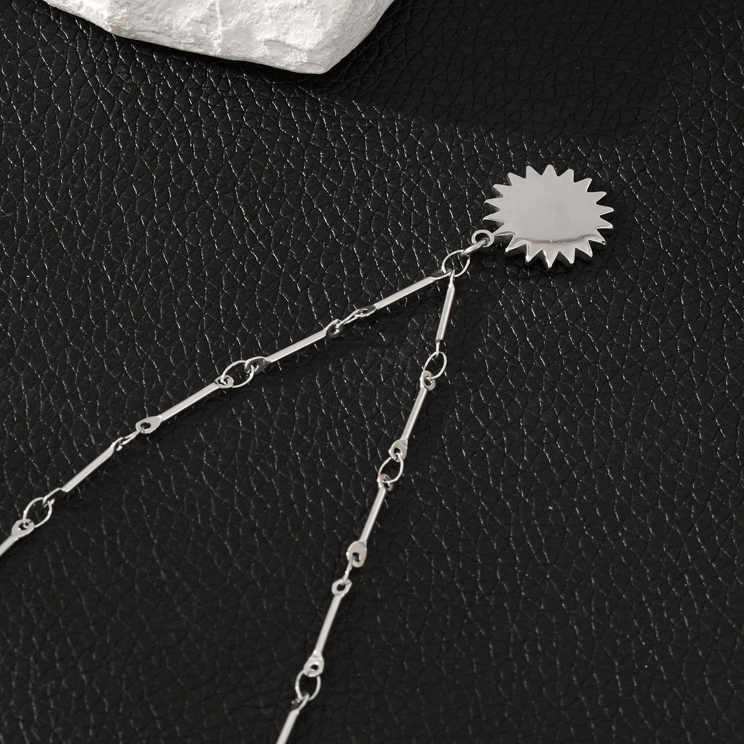 NOMIA Or Blanc (Couleur Argent) : Collier avec pendentif soleil rayonnant en zircone.