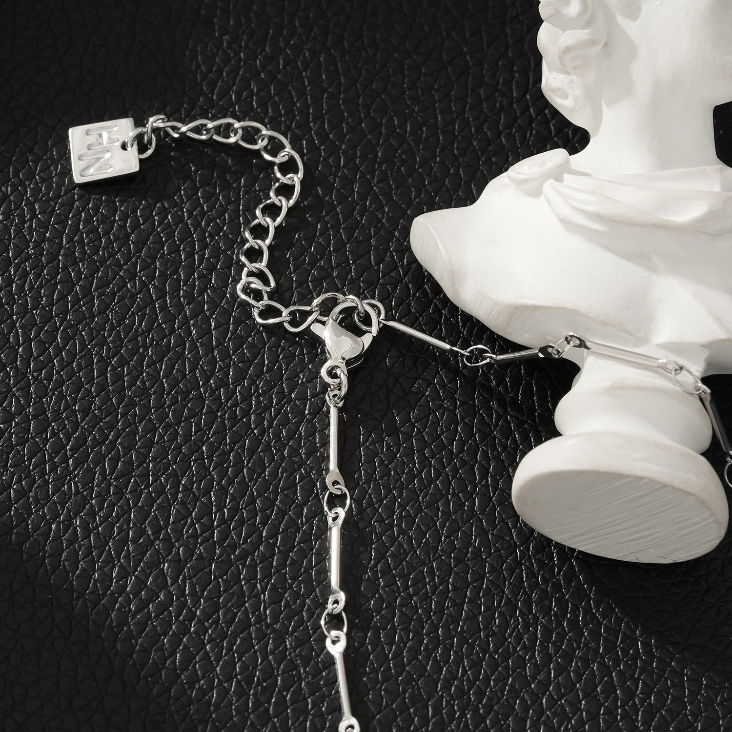 NOMIA Or Blanc (Couleur Argent) : Collier avec pendentif soleil rayonnant en zircone.