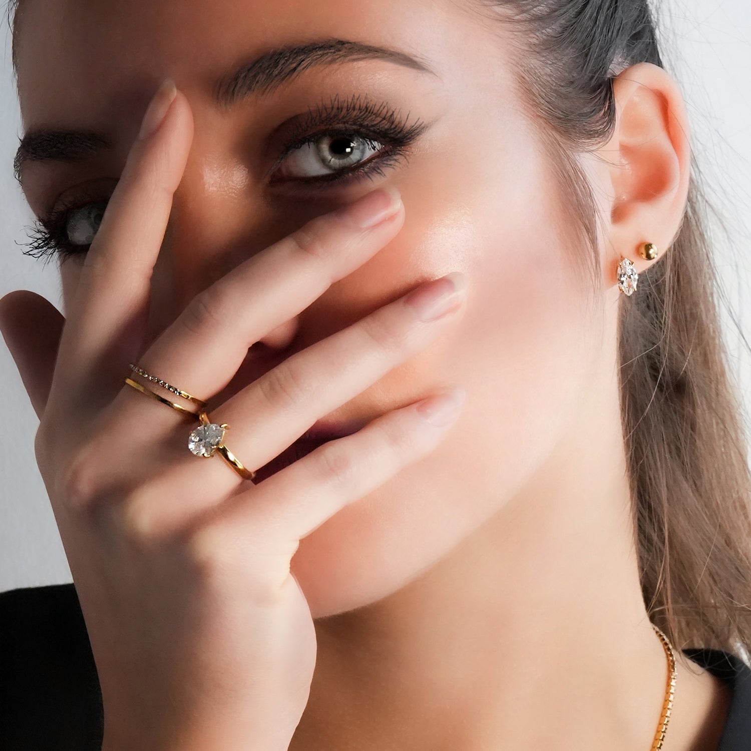 AIZA : Bague à deux anneaux avec pavage de zircons et surfaces contrastées à finition lisse.