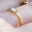 NILDA : Bague classique avec un élégant oxyde de zirconium rectangulaire au centre.