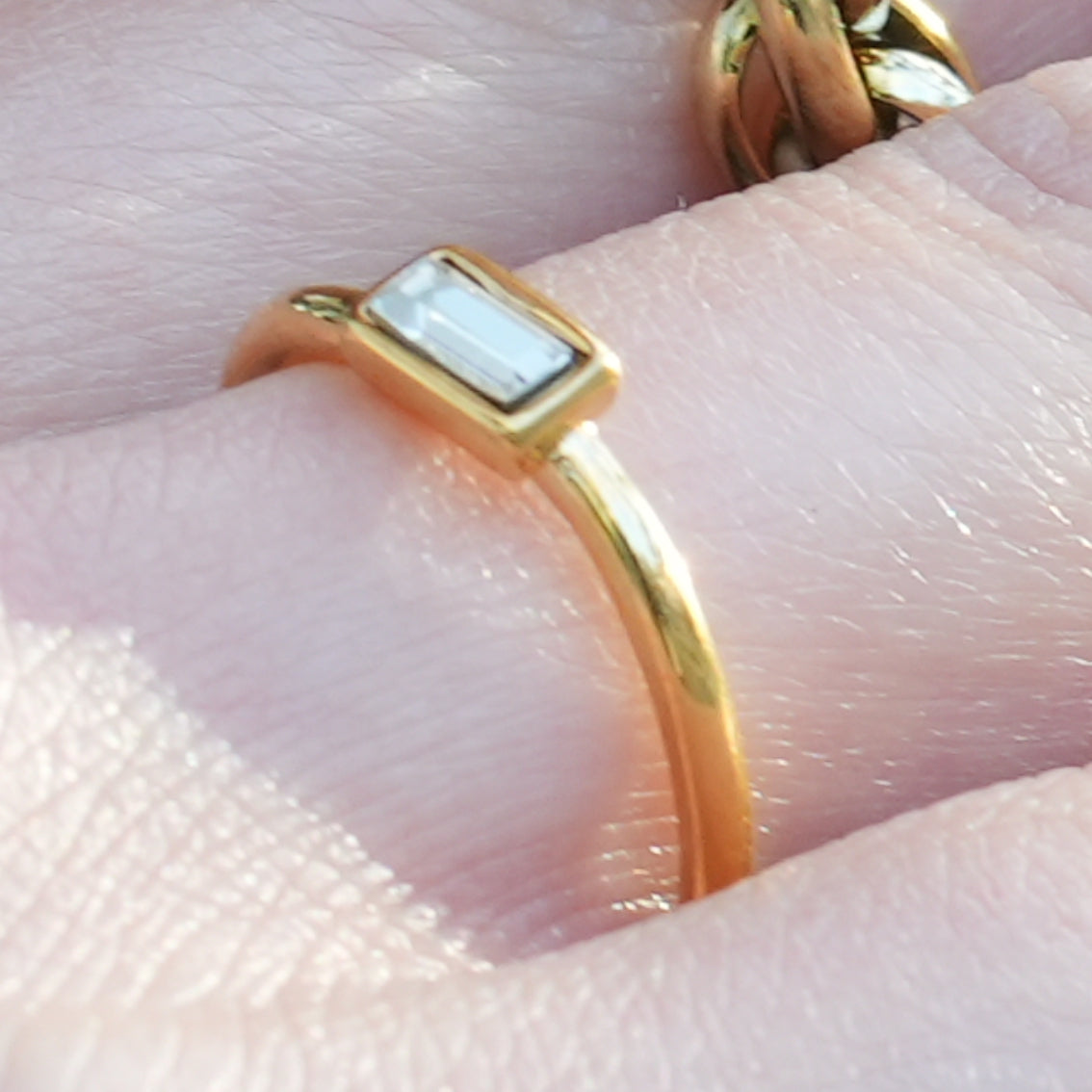 NILDA : Bague classique avec un élégant oxyde de zirconium rectangulaire au centre.