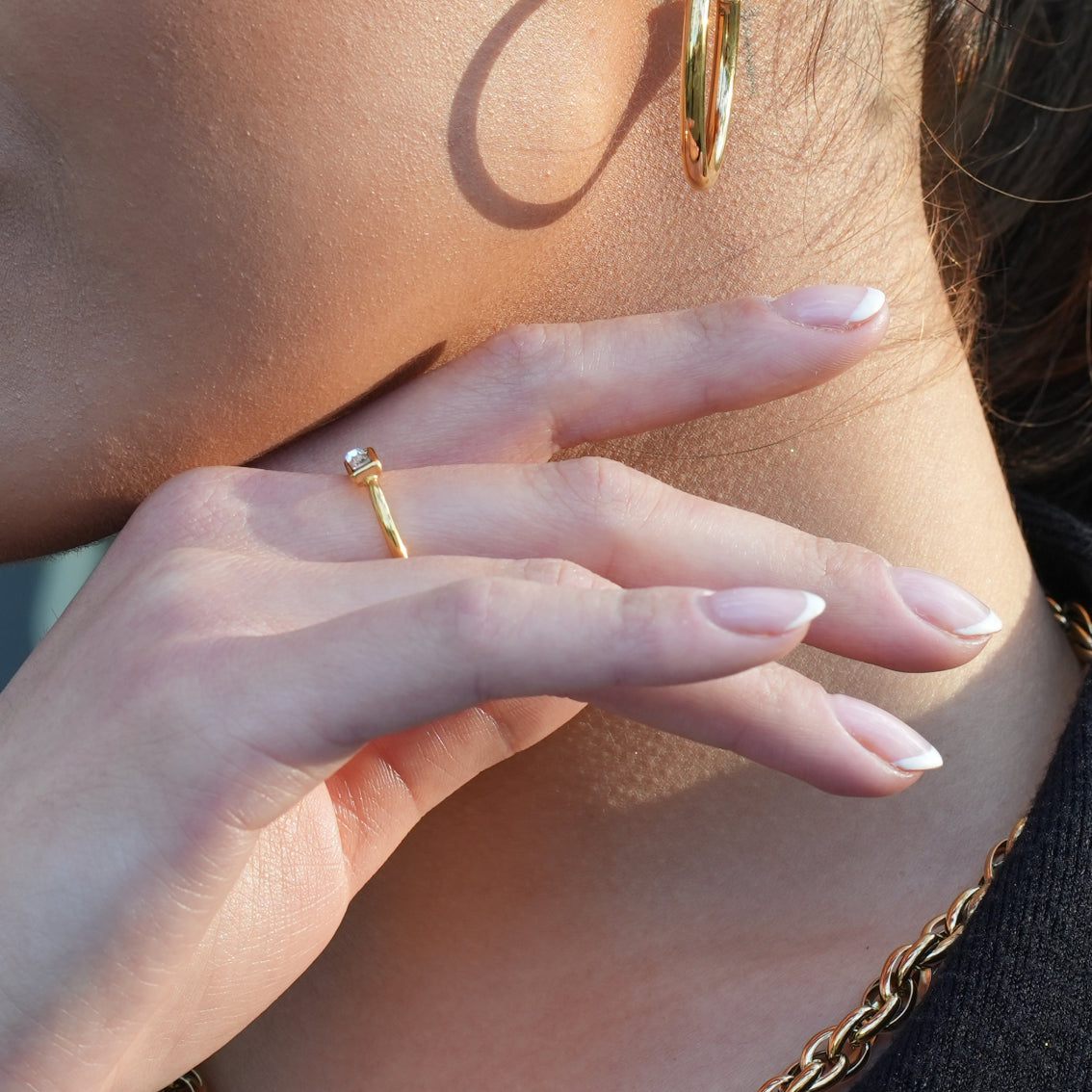 NILDA : Bague classique avec un élégant oxyde de zirconium rectangulaire au centre.