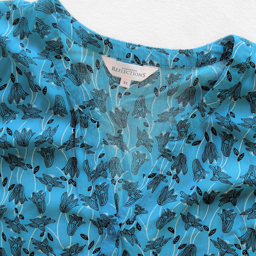 Women's Northern Reflections Blue Floral Button-Up Sleeveless Blouse [XL]