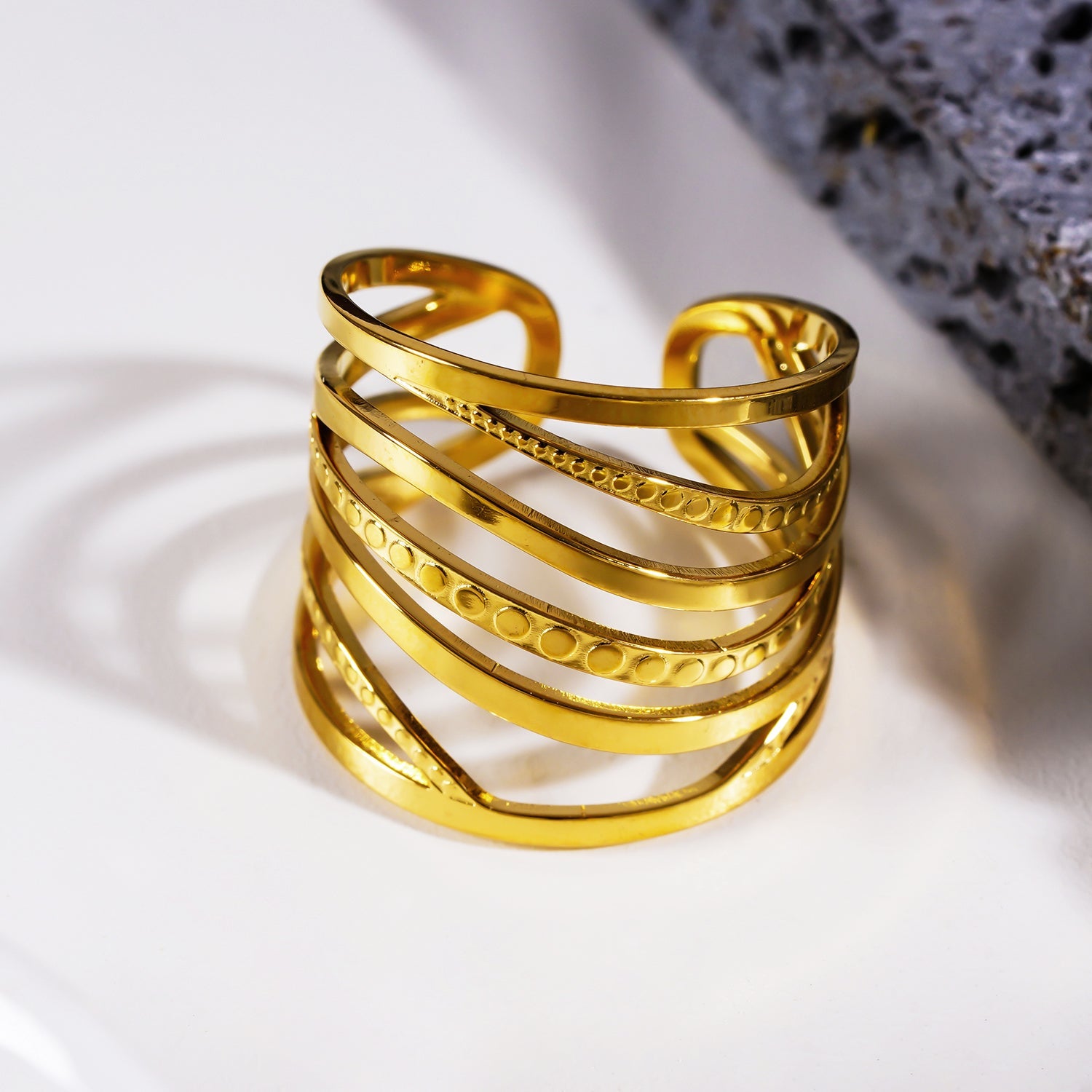 ODESIA : Bague texturée à plusieurs couches torsadées