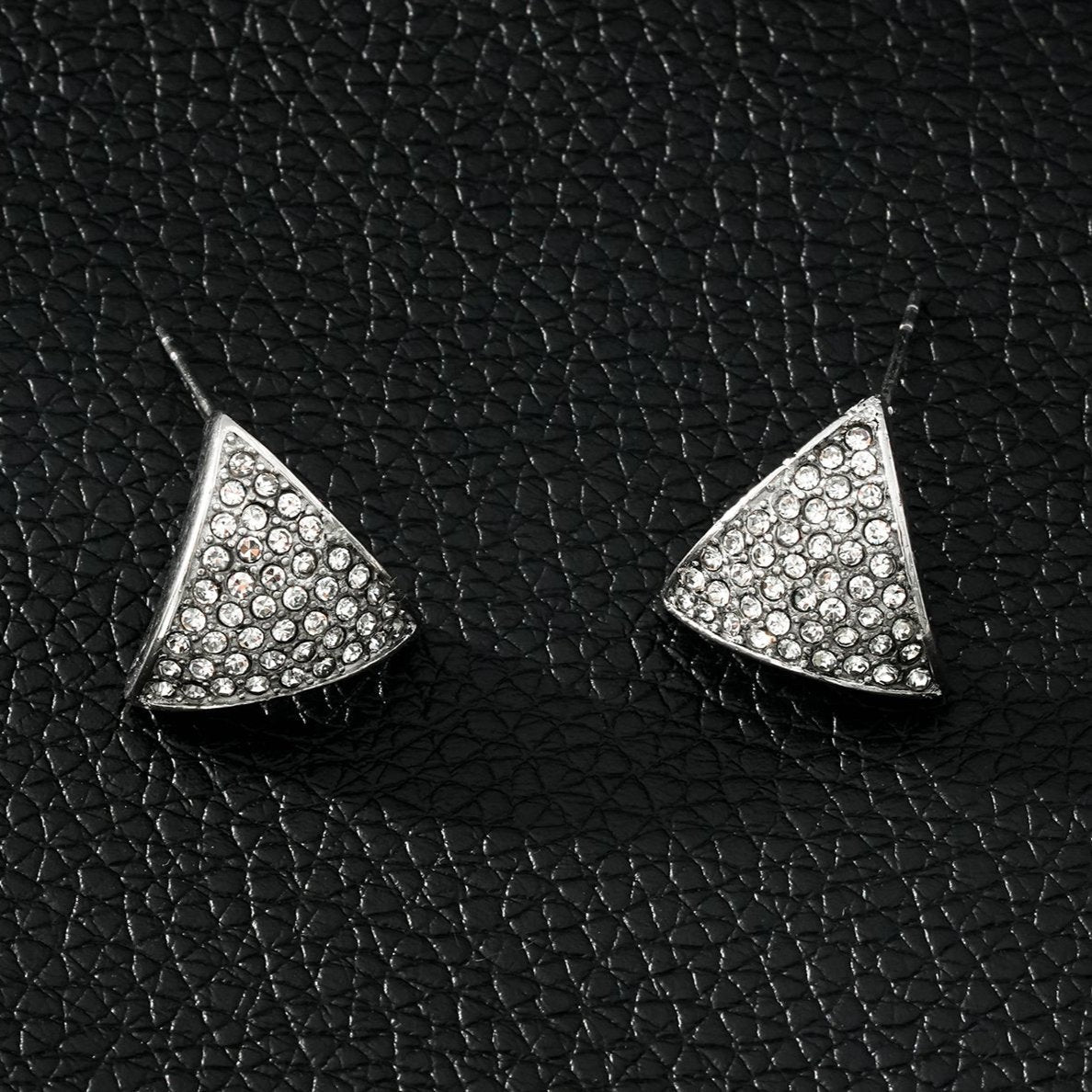 Boucles d'oreilles en forme de triangle en or blanc d'Otaru (ton argenté) : pavé de zircone (CZ).
