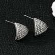 Boucles d'oreilles en forme de triangle en or blanc d'Otaru (ton argenté) : pavé de zircone (CZ).
