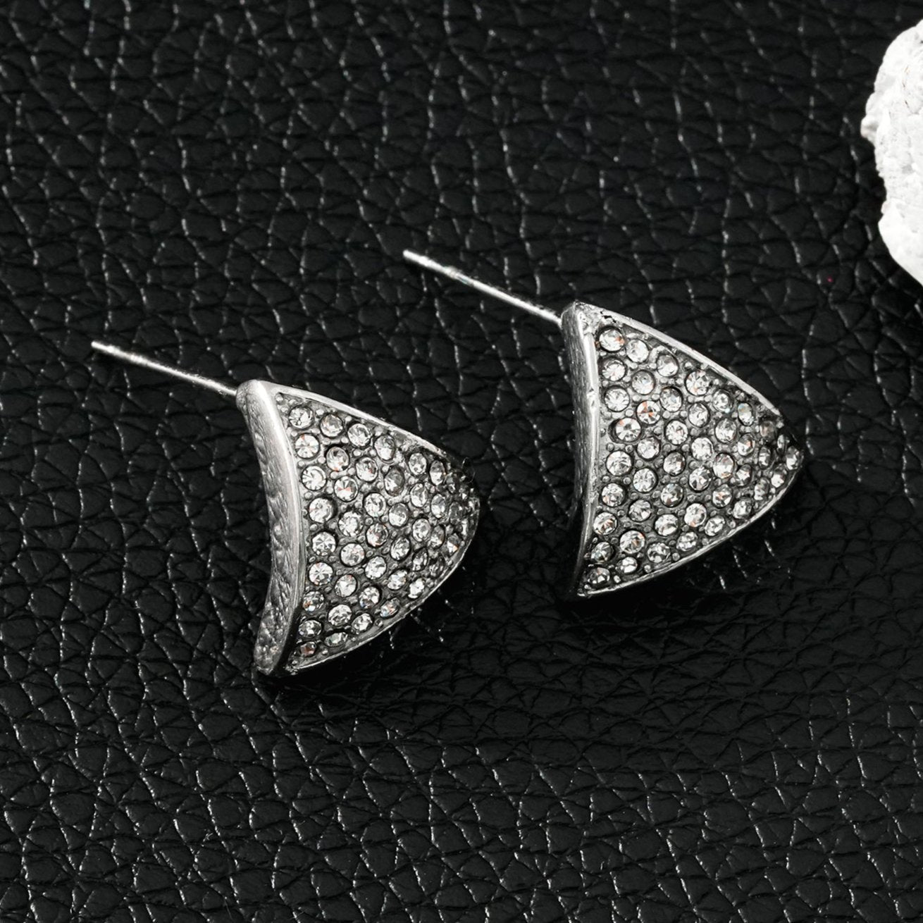 Boucles d'oreilles en forme de triangle en or blanc d'Otaru (ton argenté) : pavé de zircone (CZ).