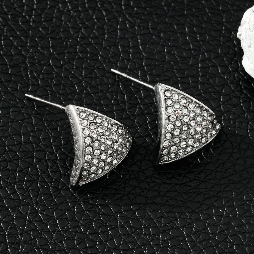 Boucles d'oreilles en forme de triangle en or blanc d'Otaru (ton argenté) : pavé de zircone (CZ).