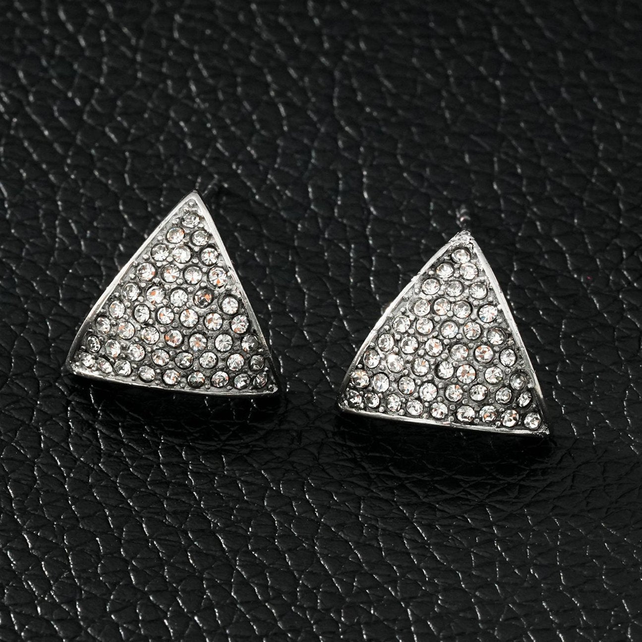 Boucles d'oreilles en forme de triangle en or blanc d'Otaru (ton argenté) : pavé de zircone (CZ).