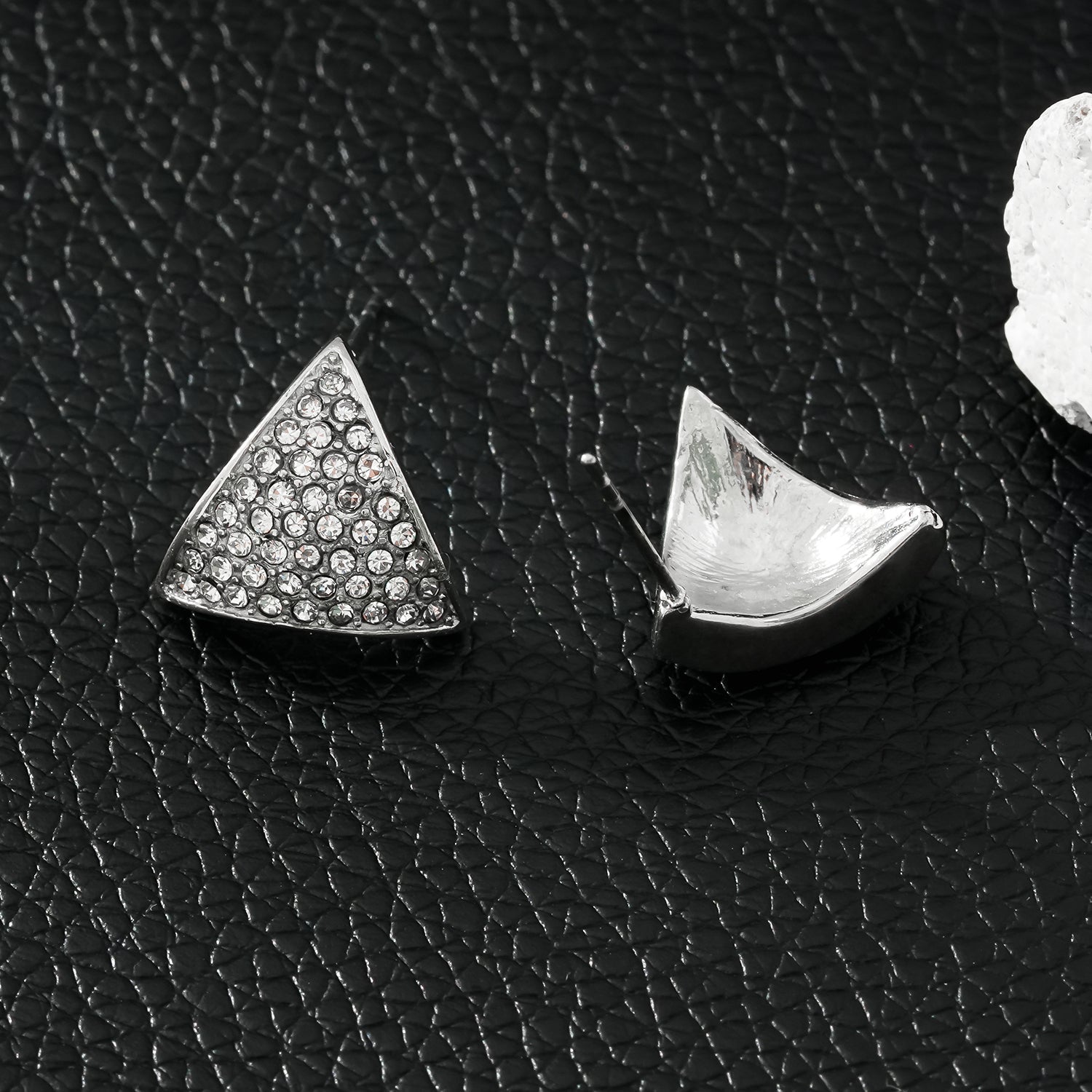 Boucles d'oreilles en forme de triangle en or blanc d'Otaru (ton argenté) : pavé de zircone (CZ).