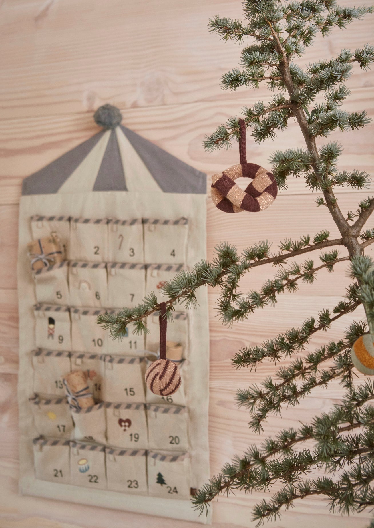 Circus Christmas Calendar - Beige / Blue