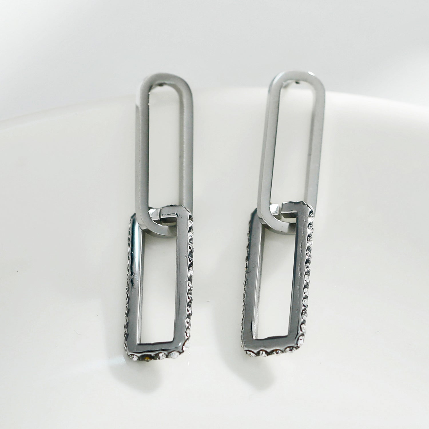 Boucles d'oreilles argentées LUCIANA, double agrafe, pavé de zircons.