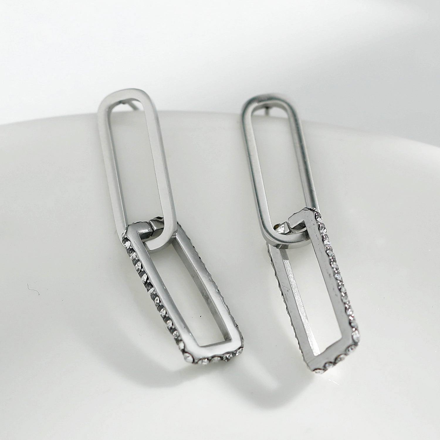 Boucles d'oreilles argentées LUCIANA, double agrafe, pavé de zircons.