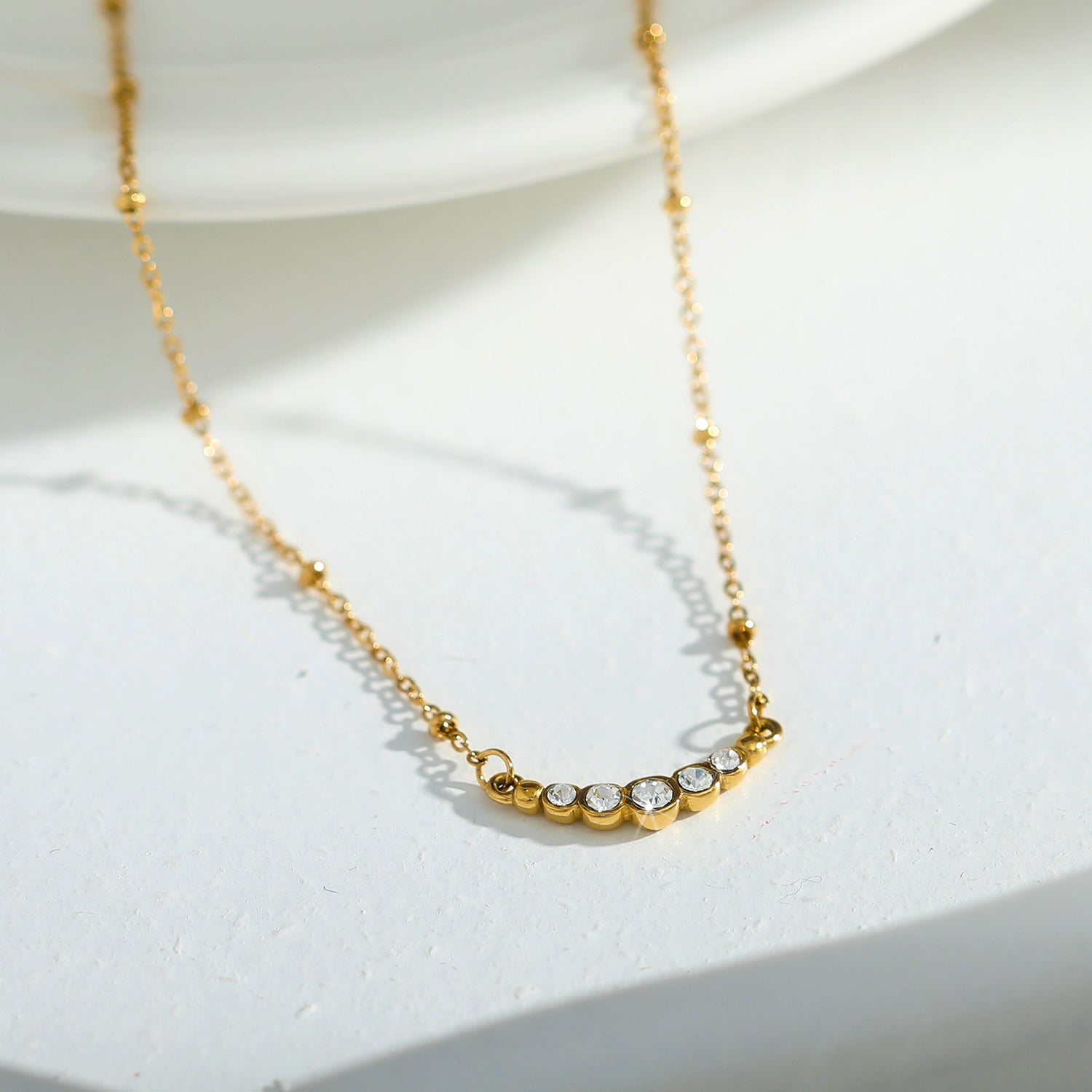 Chaîne dorée perlée KIMI avec pendentif en zircone pavé délicat.
