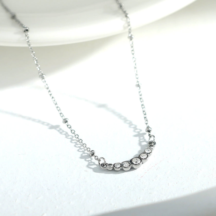 Chaîne en argent perlée KIMI avec pendentif en zircone pavé délicat.