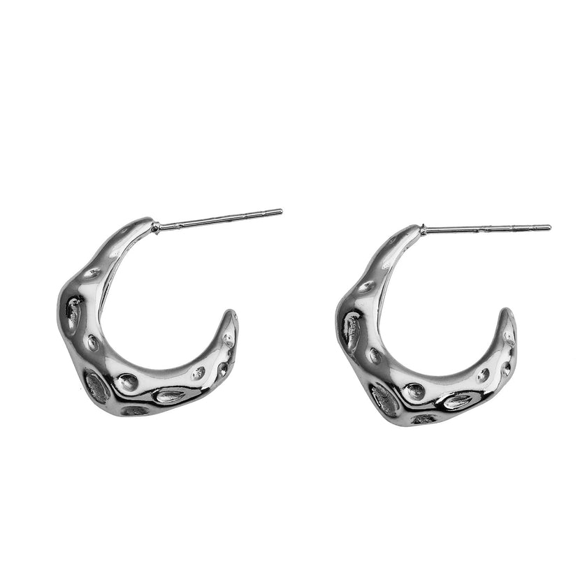 Boucles d'oreilles mini-cercles en argent SADE, finition martelée.