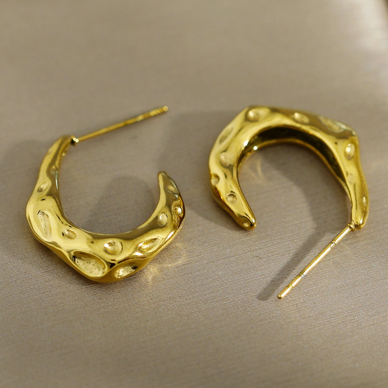 Boucles d'oreilles SADE Mini Hoop en or avec finition martelée