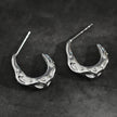 Boucles d'oreilles mini-cercles en argent SADE, finition martelée.