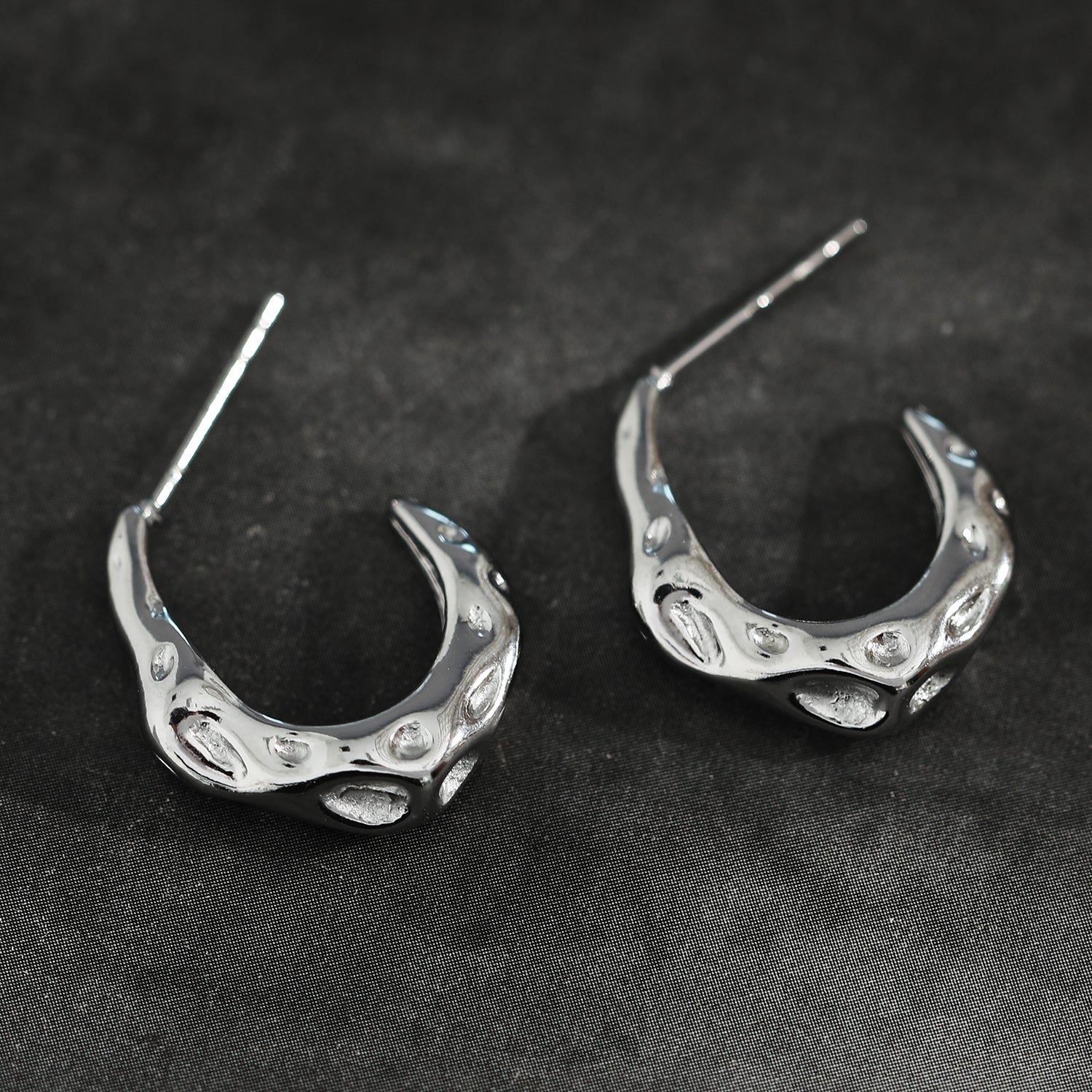 Boucles d'oreilles mini-cercles en argent SADE, finition martelée.