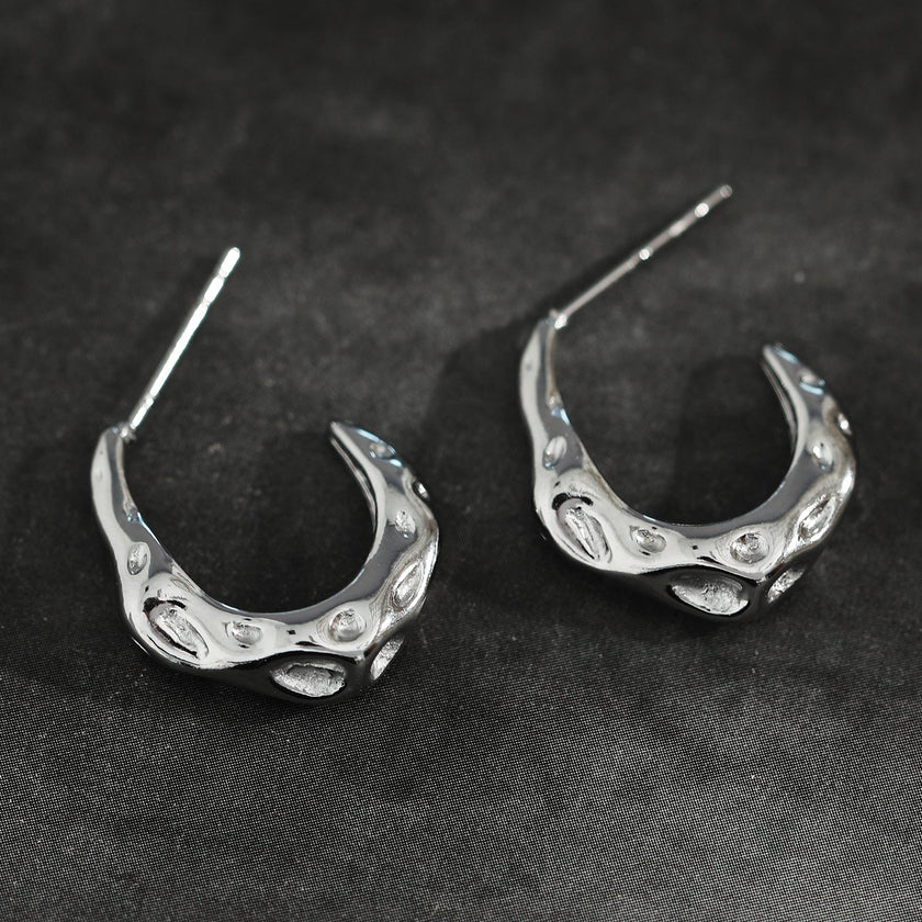 Boucles d'oreilles mini-cercles en argent SADE, finition martelée.