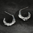 Boucles d'oreilles mini-cercles en argent SADE, finition martelée.