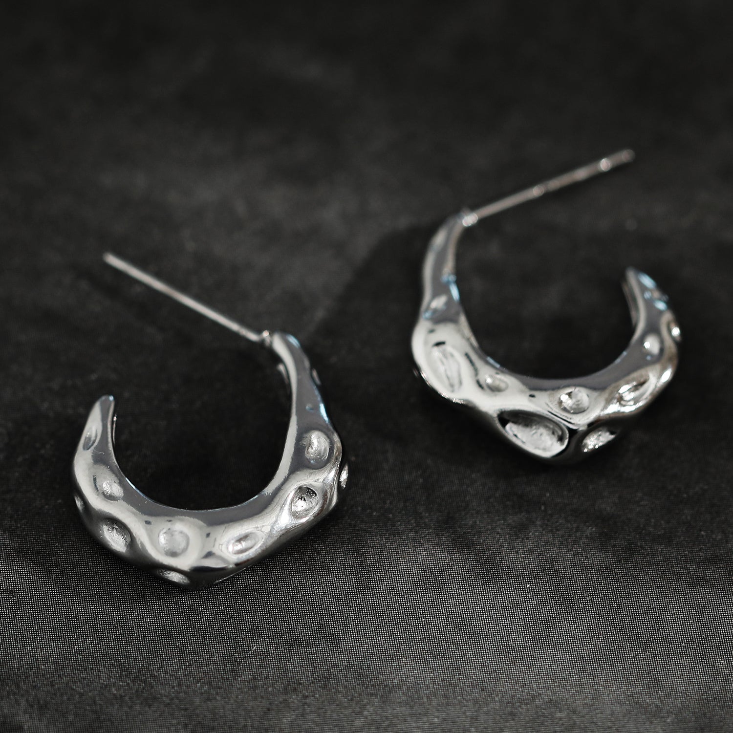 Boucles d'oreilles mini-cercles en argent SADE, finition martelée.