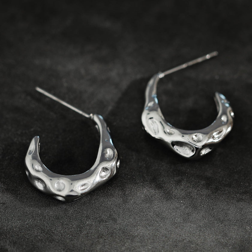Boucles d'oreilles mini-cercles en argent SADE, finition martelée.