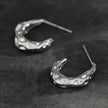 Boucles d'oreilles mini-cercles en argent SADE, finition martelée.