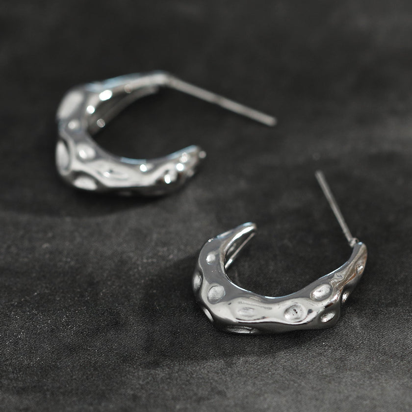 Boucles d'oreilles mini-cercles en argent SADE, finition martelée.