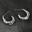 Boucles d'oreilles mini-cercles en argent SADE, finition martelée.