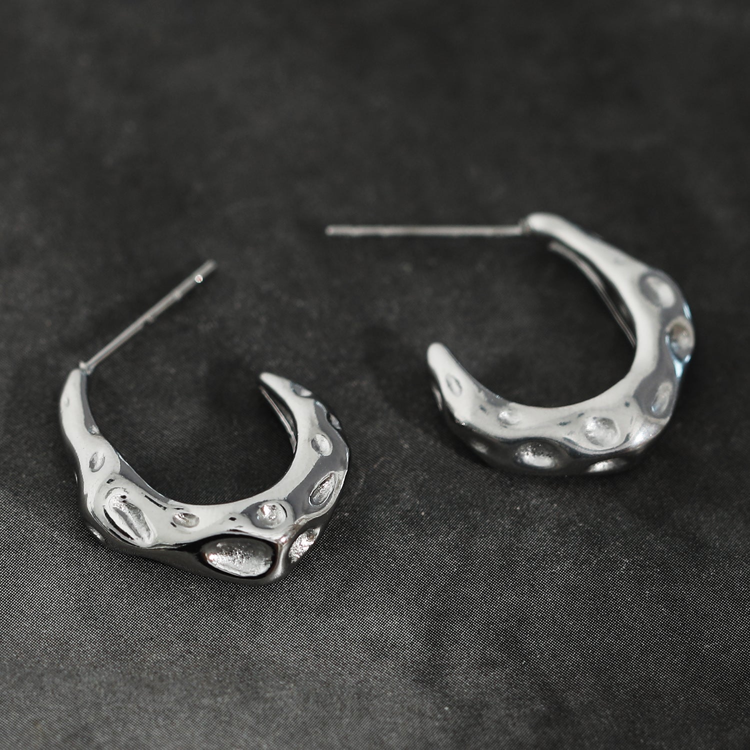 Boucles d'oreilles mini-cercles en argent SADE, finition martelée.