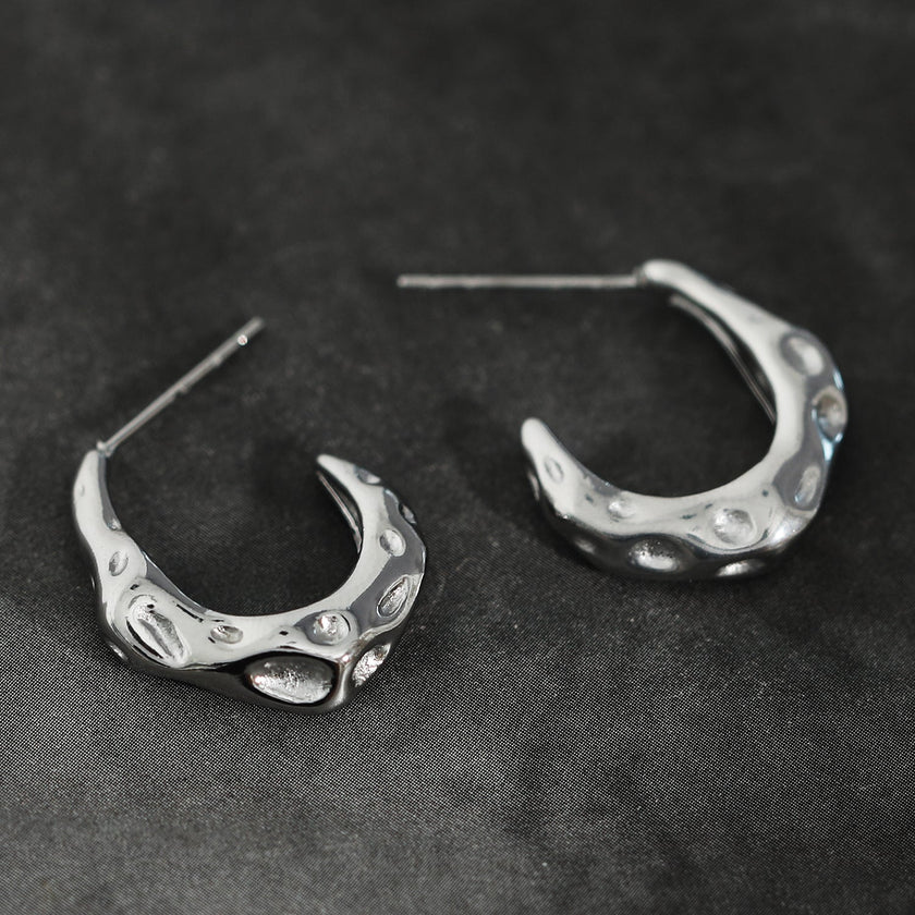Boucles d'oreilles mini-cercles en argent SADE, finition martelée.