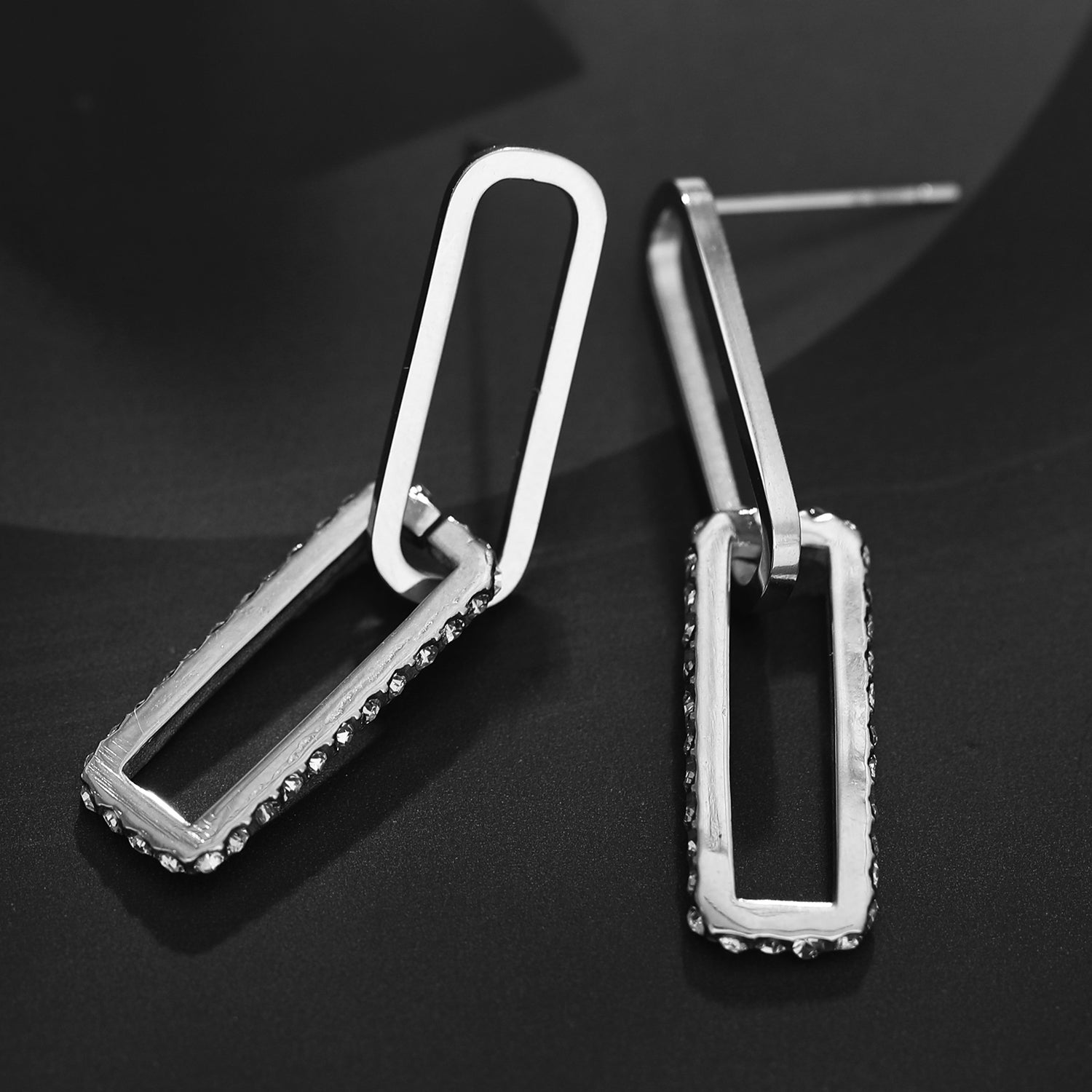 Boucles d'oreilles argentées LUCIANA, double agrafe, pavé de zircons.