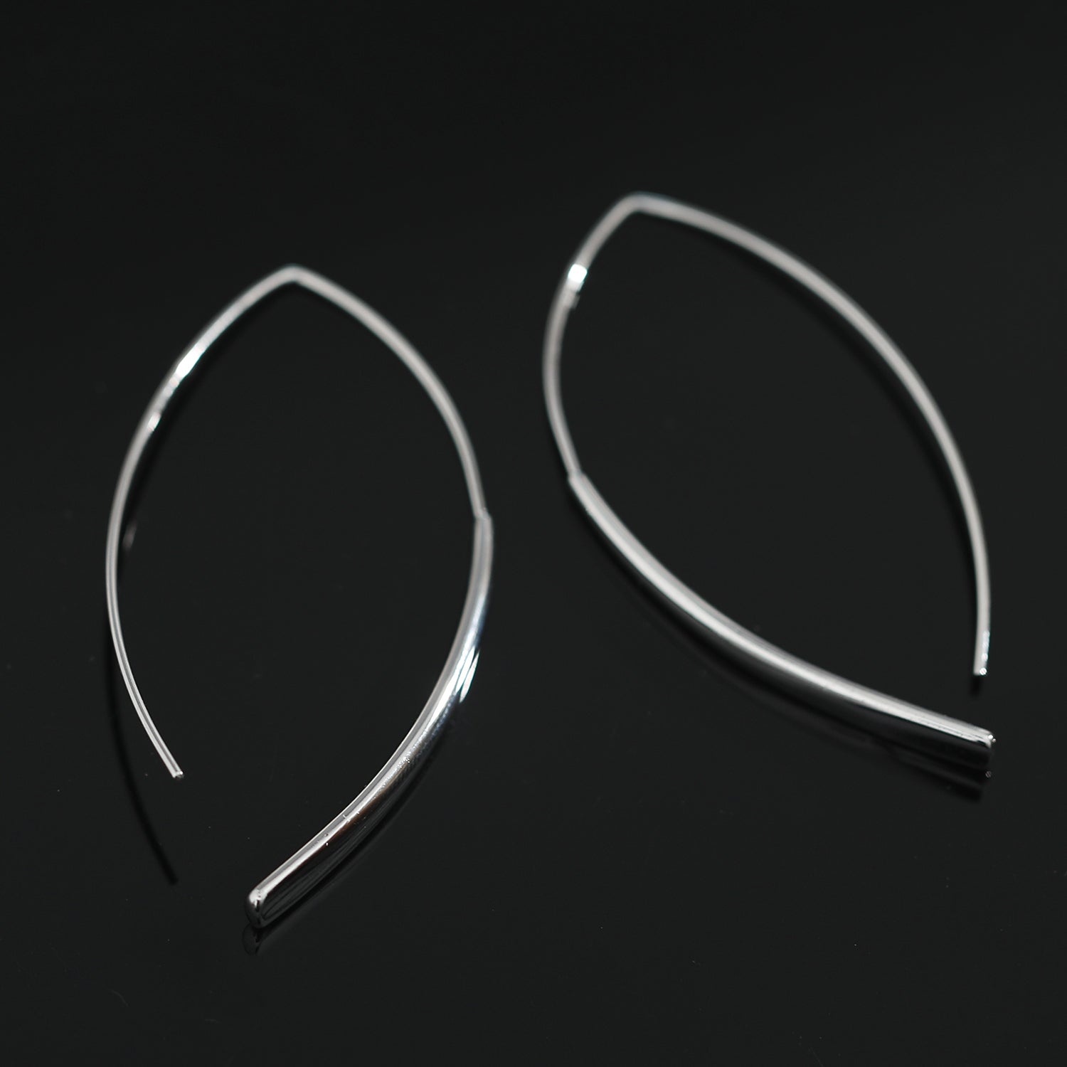 Boucles d'oreilles argentées XIMENA à motifs géométriques incurvés
