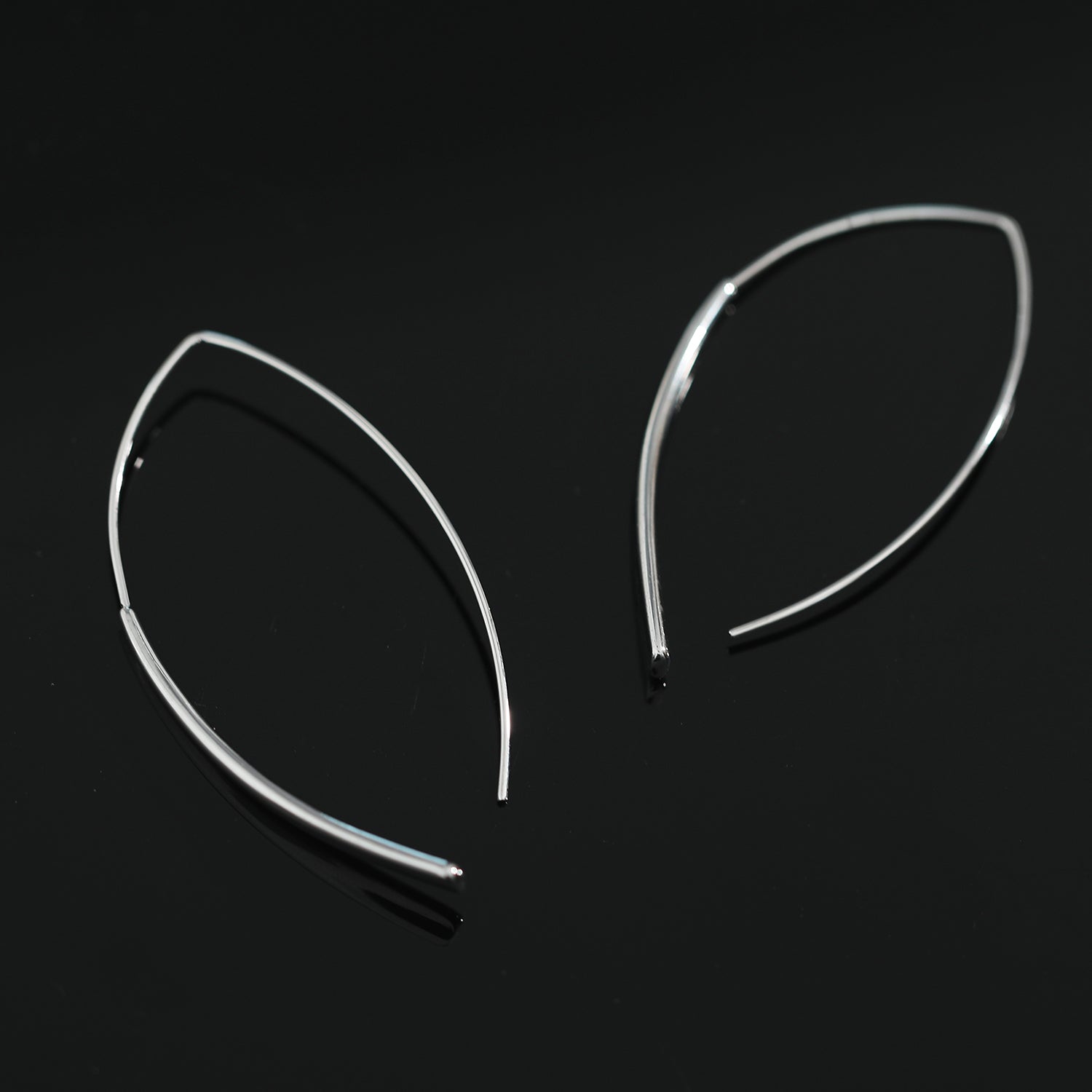 Boucles d'oreilles argentées XIMENA à motifs géométriques incurvés