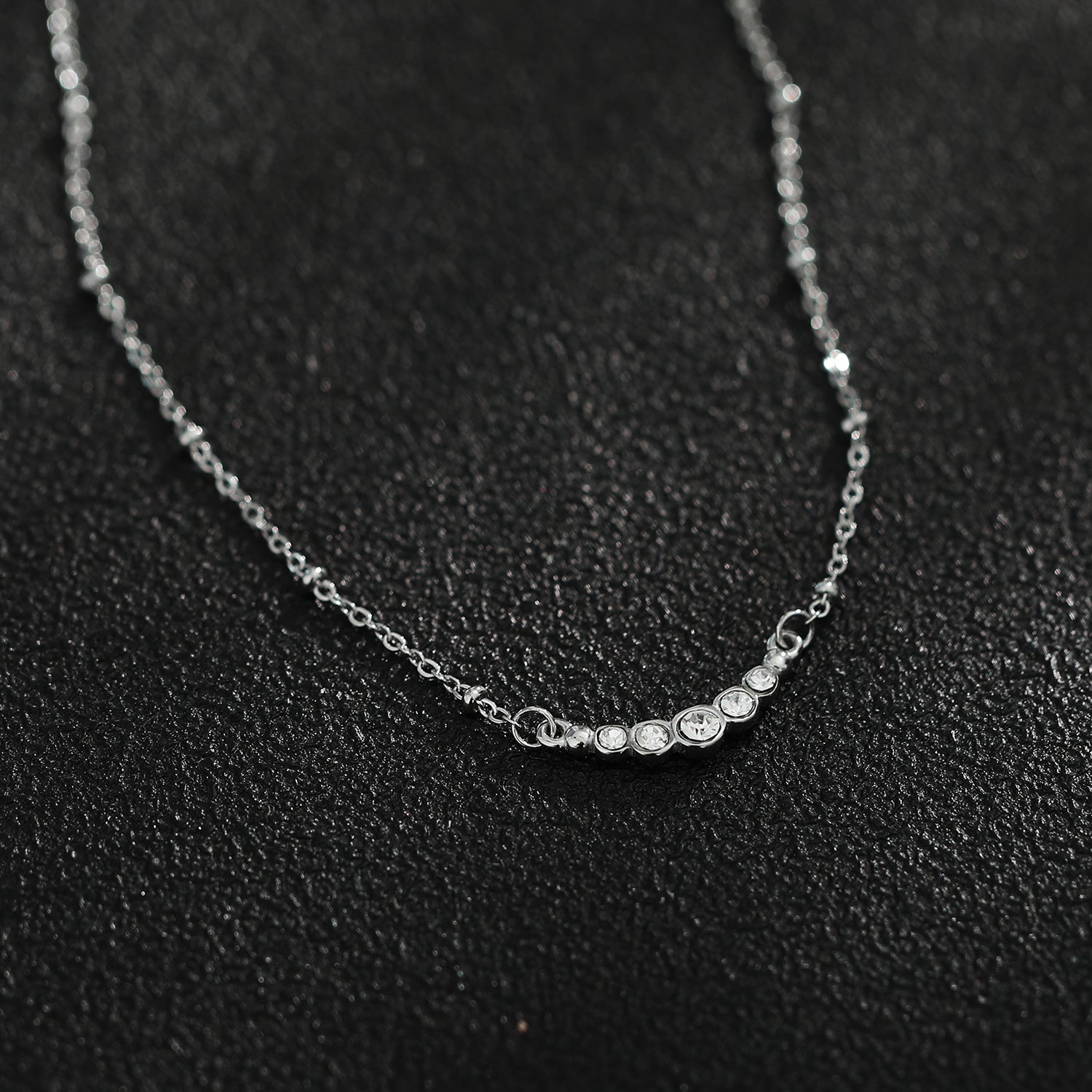 Chaîne en argent perlée KIMI avec pendentif en zircone pavé délicat.