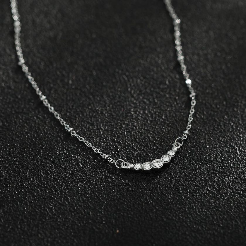 Chaîne en argent perlée KIMI avec pendentif en zircone pavé délicat.