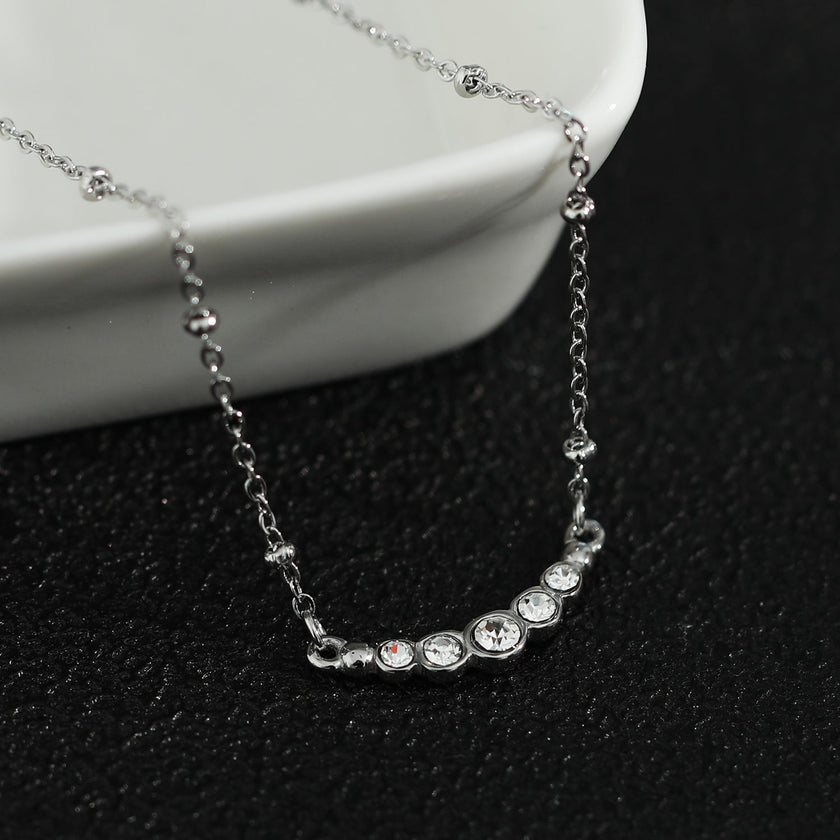Chaîne en argent perlée KIMI avec pendentif en zircone pavé délicat.