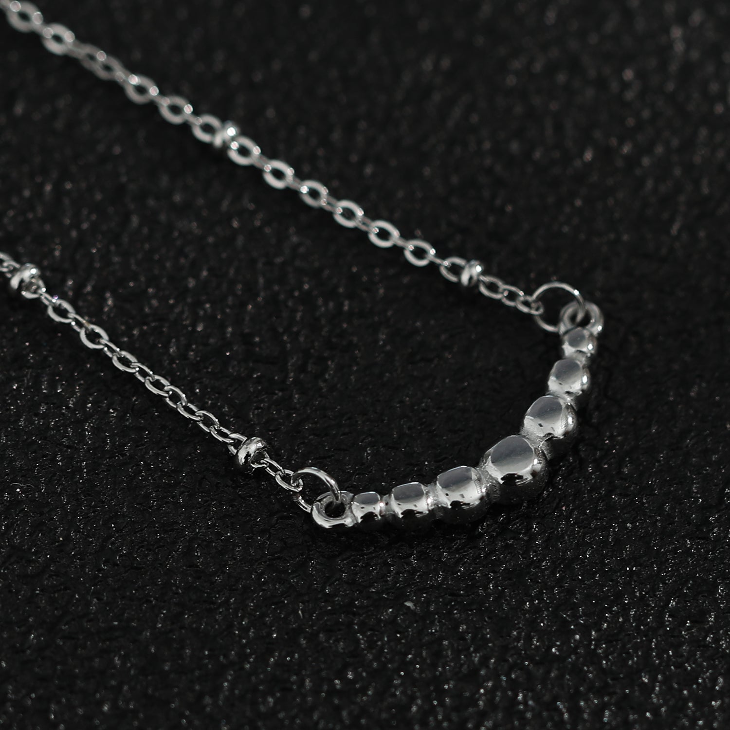 Chaîne en argent perlée KIMI avec pendentif en zircone pavé délicat.